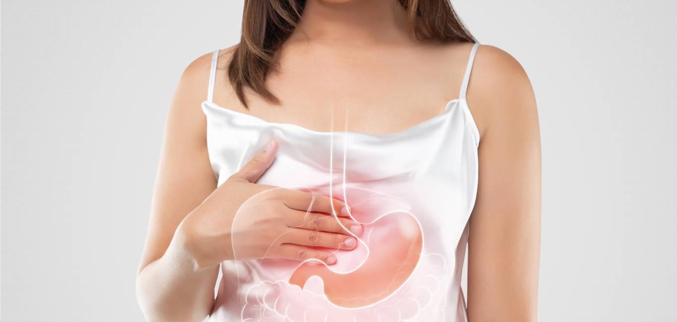 A woman suffering from gastroesophageal reflux disease Γαστροεισοφαγική παλινδρόμηση